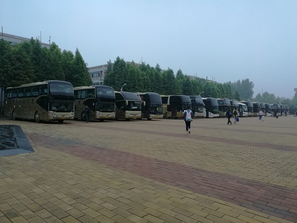 鄭州大巴車租賃:醉漢大巴吸煙被阻止,毆打大巴司機(jī)釀事故http://hwj198.com/